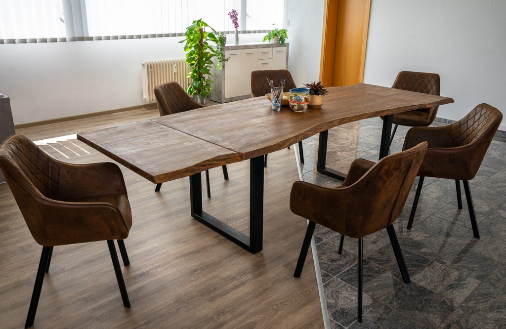 Esstisch Baumkante Akazie nougat 200 (300) x 100 Ansteckplatten schwarz BARCELONA